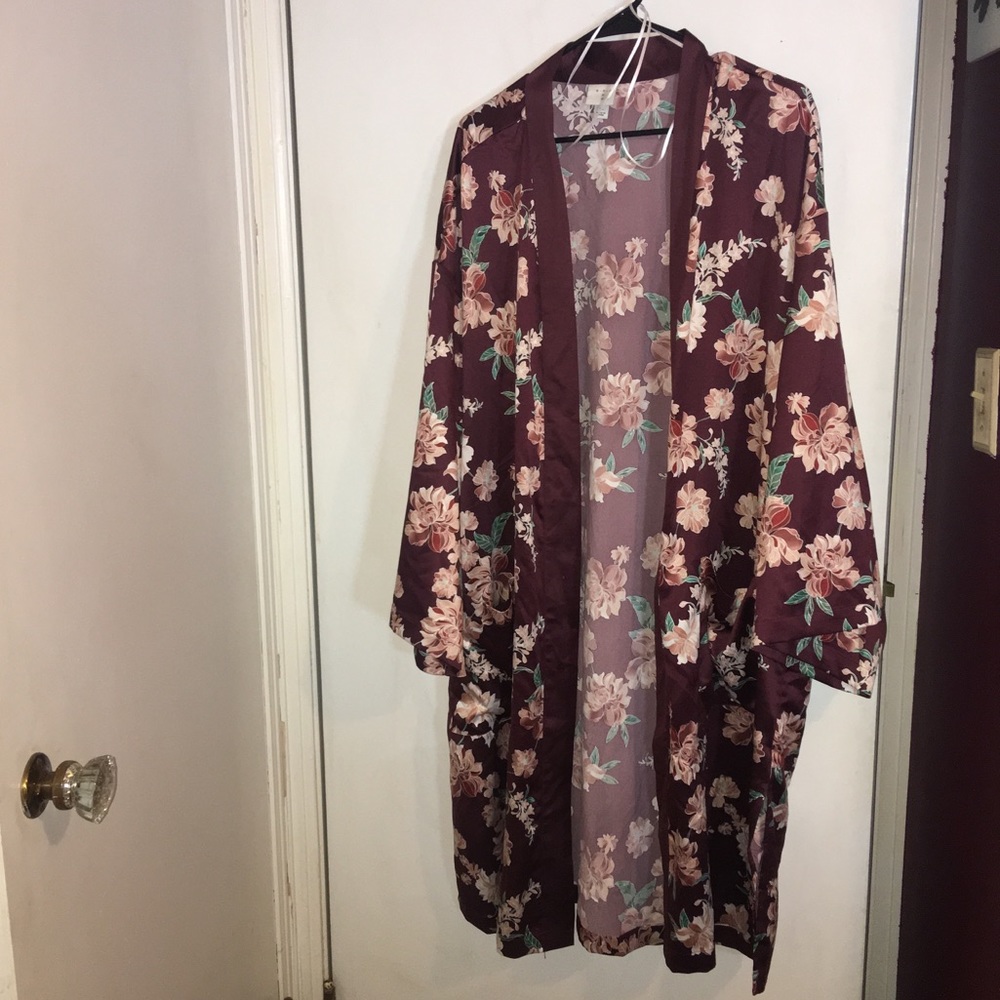 A New Day silky floral duster with pockets. - Picture 2 of 7